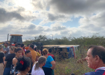 Ônibus que saiu de Teresina tomba em Pernambuco; vídeo