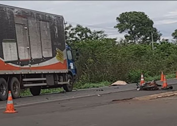 Homem morre após colidir moto contra caminhão no interior do Piauí