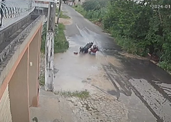 Com bebê no colo, casal sofre acidente após cair de moto em buraco coberto por água no Piauí