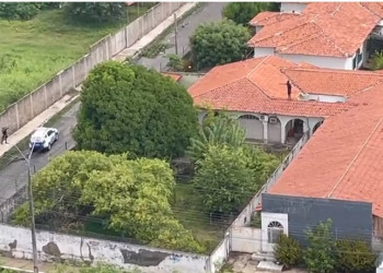 VÍDEO! Suspeito tenta fugir da polícia escalando telhados de casas e acaba preso em Teresina
