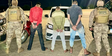 Jovens são presos e adolescente apreendido suspeitos de participarem de roubo em Teresina