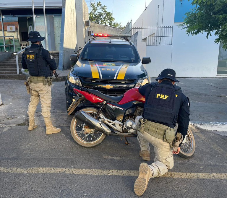 Motociclista Tenta Fugir Da Pol Cia Mas Preso Ve Culo Adulterado