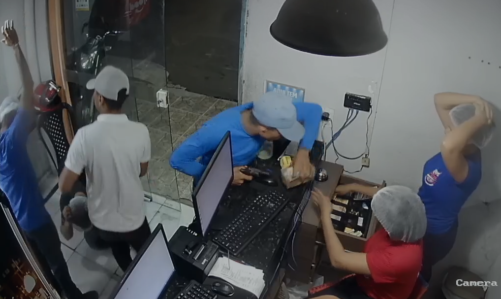 Criminosos rendem funcionários e fazem arrastão em pizzaria na zona Sul