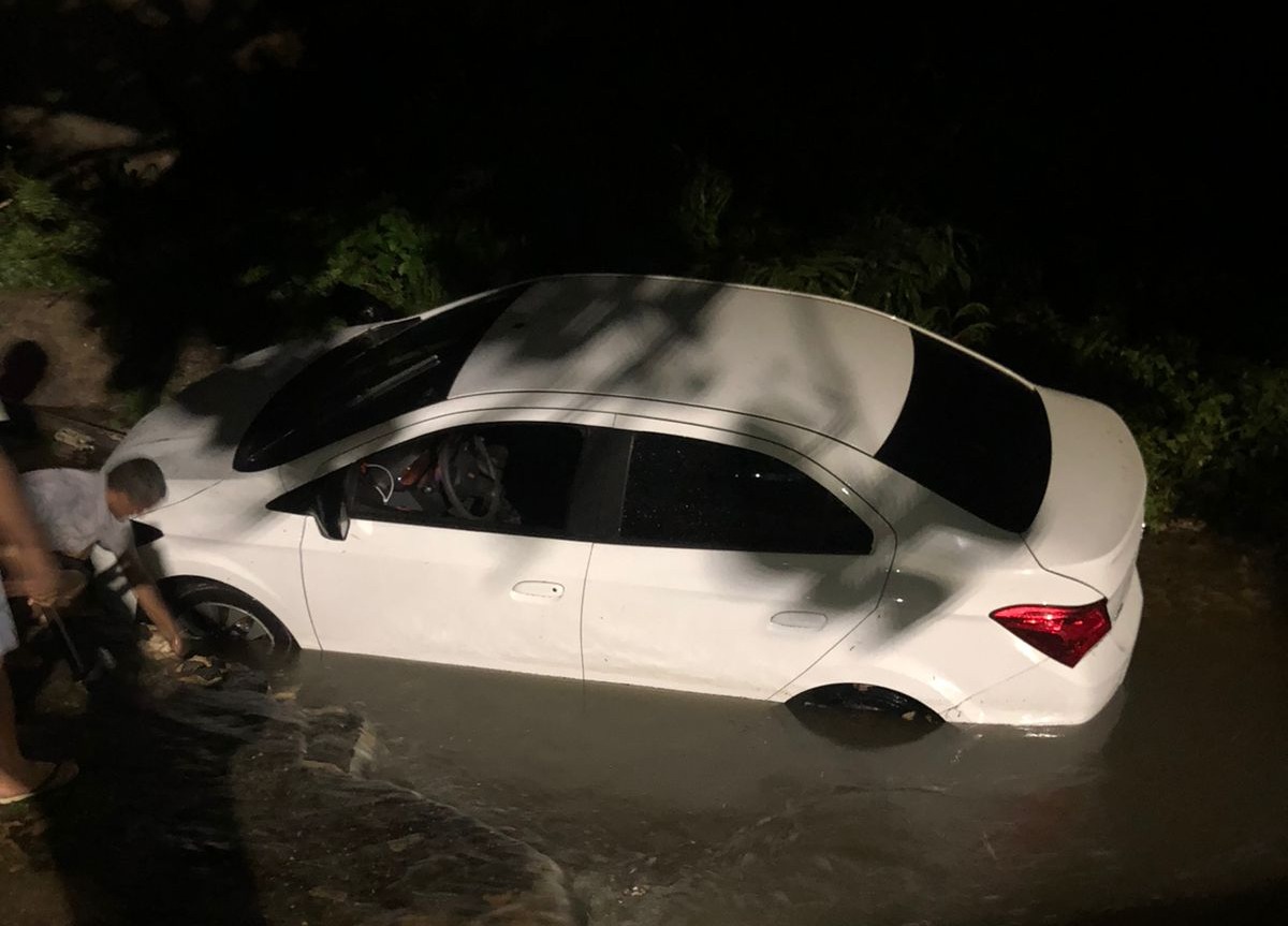 Motorista tem carro arrastado pela chuva e é resgatado por moradores na