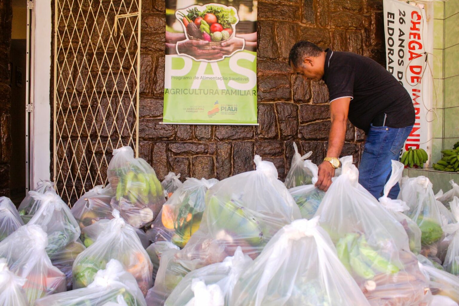 Saf Distribui Mais De Toneladas De Alimentos Para Institui Es