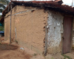 Casa em que a família mora está condenada pela Defesa Civil