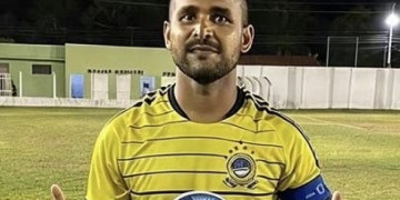 Jogador de futebol morre após ser atingido por ambulância em frente a hospital no Piauí