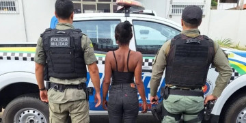 Mulher é presa pela polícia após dar soco em homem e empurrá-lo de ponte no Piauí