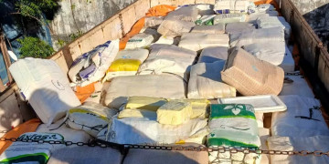 PRF apreende 6 mil quilos de queijo transportados em sacos de adubo e sem refrigeração no Maranhão