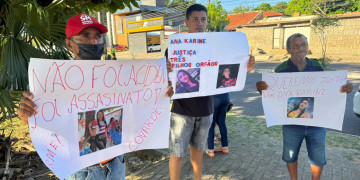 Familiares de mulher morta no Centro de Teresina protestam em frente ao DHPP e pedem justiça
