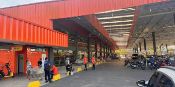 Criminoso armado invade área restrita e rouba dinheiro de supermercado na zona Norte de Teresina