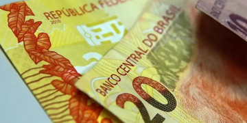 Homem é conduzido pela PRF após pagar conta em posto de combustíveis com notas falsas de R$ 20 em Teresina