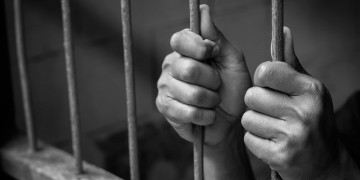 Mulher é detida após ameaçar e atirar contra casa de suposta amante do marido no Piauí; vítima se escondeu em banheiro