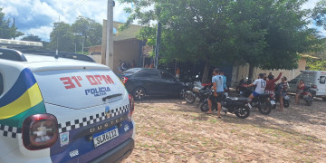 Mulher morre em colisão entre motos no interior do Piauí; polícia apura remoção do corpo por familiares