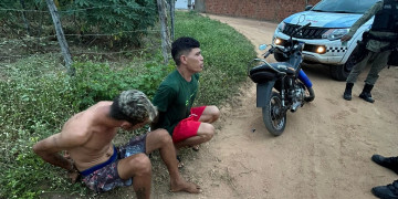 Tio e sobrinho são presos após brigarem armados com foice e facão no interior do Piauí; PM flagrou moto adulterada