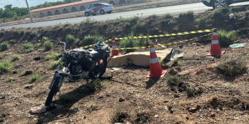 Homem perde controle de moto, cai e morre em Teresina; vítima buscaria filha no trabalho