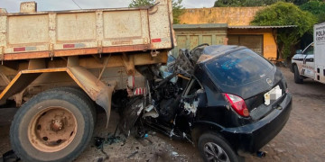 Homem morre após carro colidir na traseira de caminhão na BR-316, na saída de Teresina; vítima ficou presa às ferragens