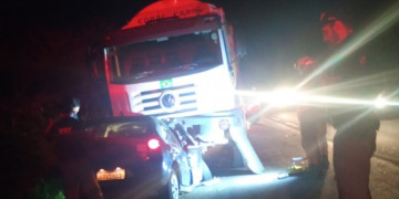 Grave acidente com caminhão da limpeza pública e carro deixa dois mortos na BR-343 entre Teresina e Altos, Piauí