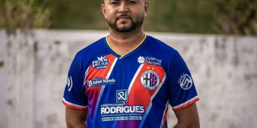 Jogador de futebol amador perde controle da direção e morre após moto sair da pista no Sul do Piauí
