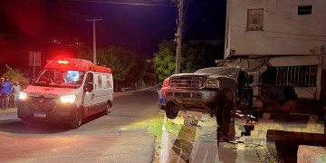 Caminhão perde força em ladeira, desce de ré e atinge prédio no Centro de Jaicós, Piauí