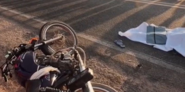 Mototaxista morre após grave colisão com carreta no Piauí; esposa, que estava na garupa, pulou do veículo antes da batida