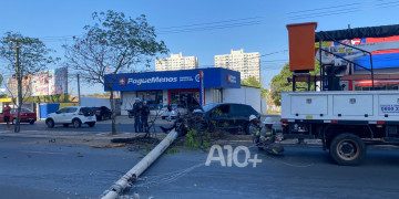 Jovem cochila ao volante após sair do trabalho e bate carro contra poste em Teresina