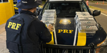 Dupla é presa com 50kg de maconha dentro de ônibus na BR 343