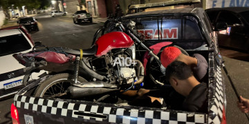 Homem é preso e adolescente apreendido com simulacro de arma de fogo e moto roubada em Teresina
