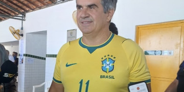 Ciro Nogueira vota com camisa do Brasil e diz que expectativa é de mudança no país; aposta que Flávio terá 5 milhões de votos a mais que Lula