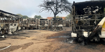 Aulas são suspensas em escolas prejudicadas após incêndio destruir ônibus que atendiam alunos na zona Sul de Teresina