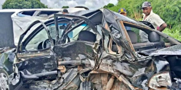 Homem morre e outras duas pessoas ficam feridas em colisão transversal entre carro e caminhonete no Piauí