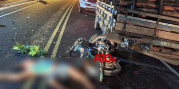 Homem embriagado morre após bater em caminhão 