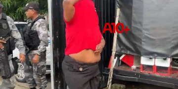 Mulher é presa com drogas em casa durante operação em Teresina; filho, que era alvo, se apresentou como dono do entorpecente e também foi detido