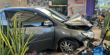 Carro descontrolado invade posto de combustíveis e atinge diversos veículos na zona Leste de Teresina; VÍDEO!