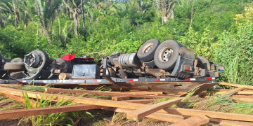 Caminhoneiro morre após perder controle, cair em barranco e ficar preso às ferragens no interior do Piauí