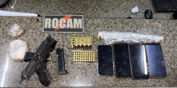 Homem é preso com pistola da PM do Maranhão, munições e drogas no litoral do Piauí