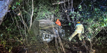 Mulher fica presa às ferragens de veículo ao sofrer acidente e é resgatada após conseguir acionar bombeiros no interior do Piauí