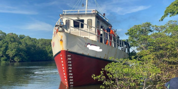 PF e PM apreendem embarcação com carga de cigarros contrabandeados no litoral do Piauí; 2 homens são presos