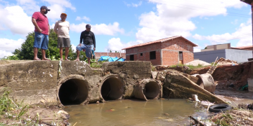 Moradores denunciam cratera que cresce a cada chuva no bairro Areias, em Teresina; VÍDEO!
