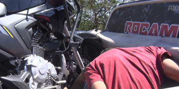 Homem tenta fugir, mas é preso pela polícia com cordão de ouro e drogas em Teresina; VÍDEO!