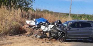 Grave acidente entre dois carros deixa duas pessoas mortas na BR-135, no Piauí