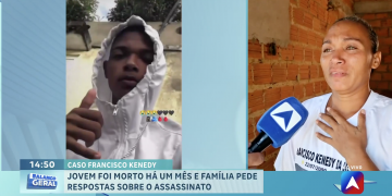 Com a manta manchada de sangue, mãe relembra assassinato de filho e volta a pedir justiça em Teresina: 