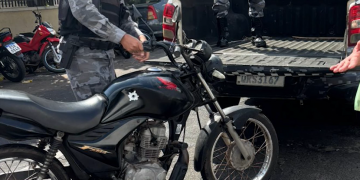 Mulher tenta recuperar moto e acaba presa por receptação em Teresina; veículo era roubado e estava com ela há 6 meses