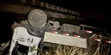 Caminhão sai da estrada, cai de ponte e deixa duas pessoas feridas na BR-407, no Piauí