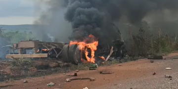 Homem morre carbonizado após caminhão-tanque tombar no interior do Piauí; VÍDEO