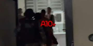 Adolescentes suspeitos de assaltos são apreendidos e fazem sinal de facção criminosa em Teresina; VÍDEO