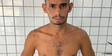 Homem é preso por tráfico de drogas no Litoral do Piauí após tentar esconder crack na boca