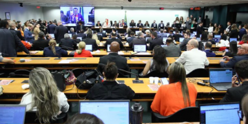Câmara aprova fim da escala 6x1, e proposta segue para análise do Senado