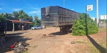 Caminhão desce sozinho após ser estacionado e deixa motociclista ferido no Piauí; motorista fugiu sem prestar socorro