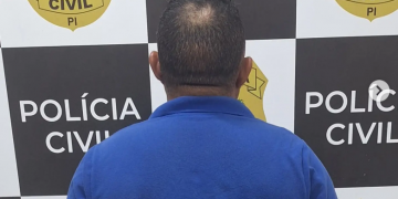 Homem é preso após agredir ex em praça pública no interior do Piauí; chegou a arrancar mechas de cabelo da vítima